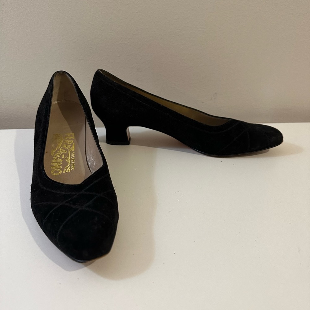 vintage suede Ferragamo heels - Picture 2 of 5